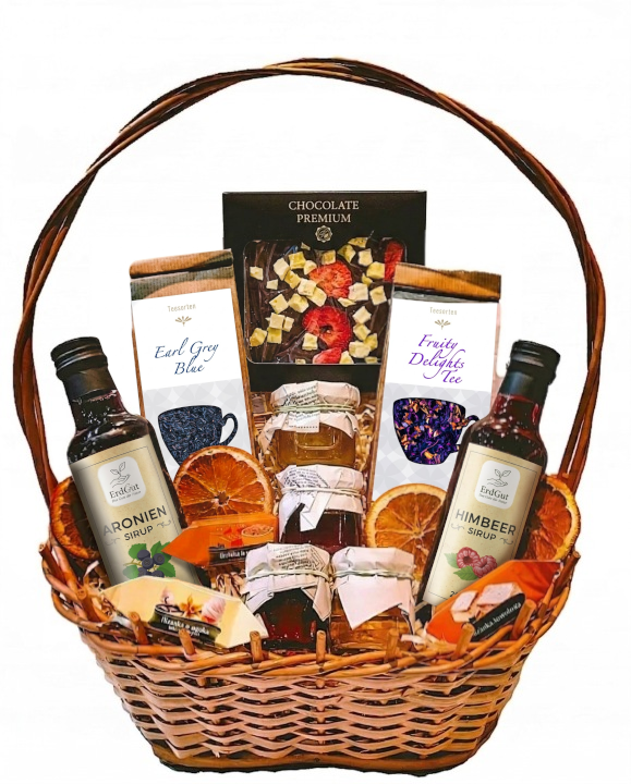 Geschenkkorb aus Weide mit Honig Tee Schokolade und Leckereien im stilvollen Korb