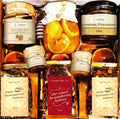 Geschenkkorb mit Honig Tee Schokolade Konfitüre Sirup Nüssen im dekorativen Genusskorb