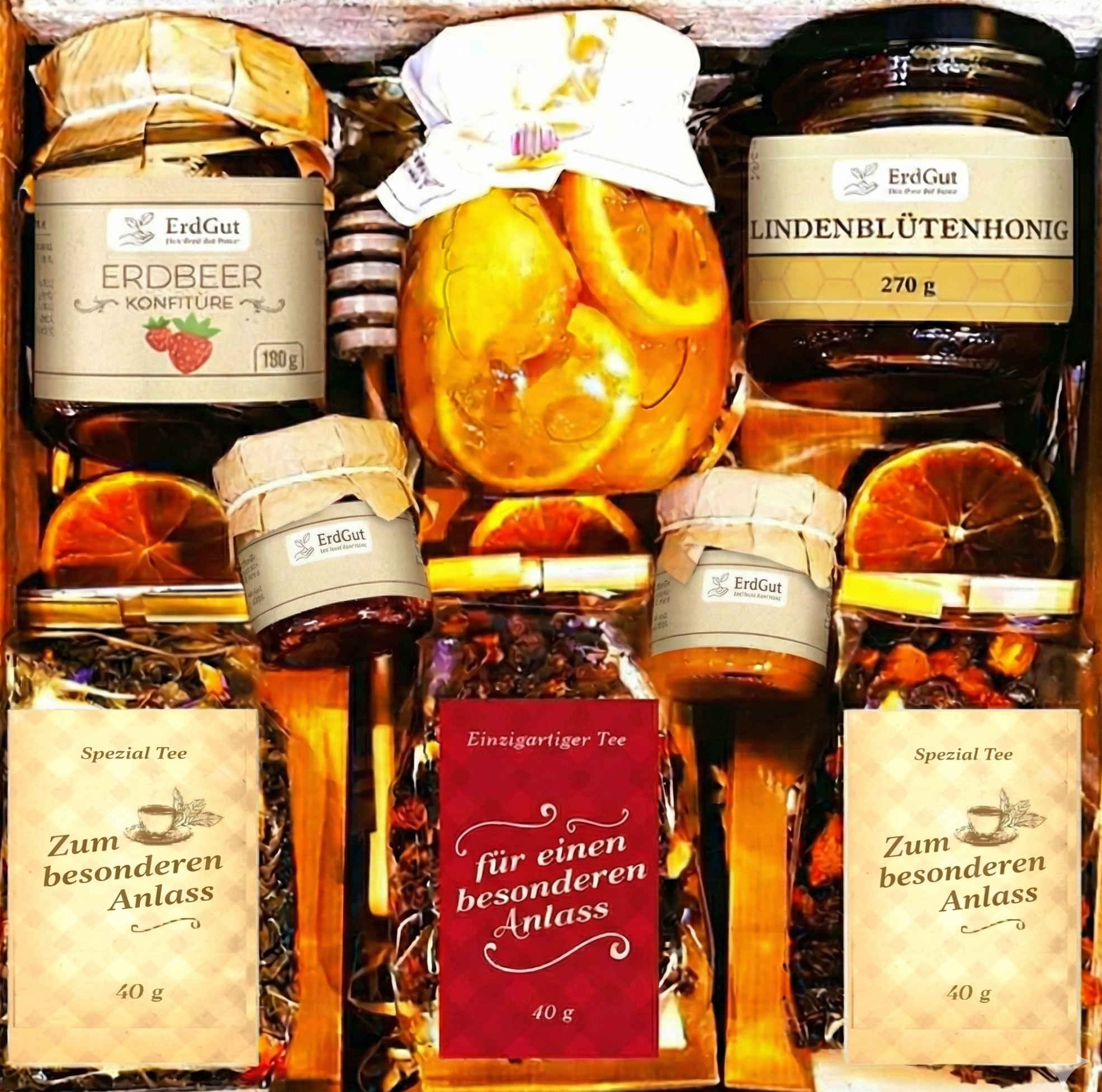 Geschenkkorb mit Honig Tee Schokolade Konfitüre Sirup Nüssen im dekorativen Genusskorb
