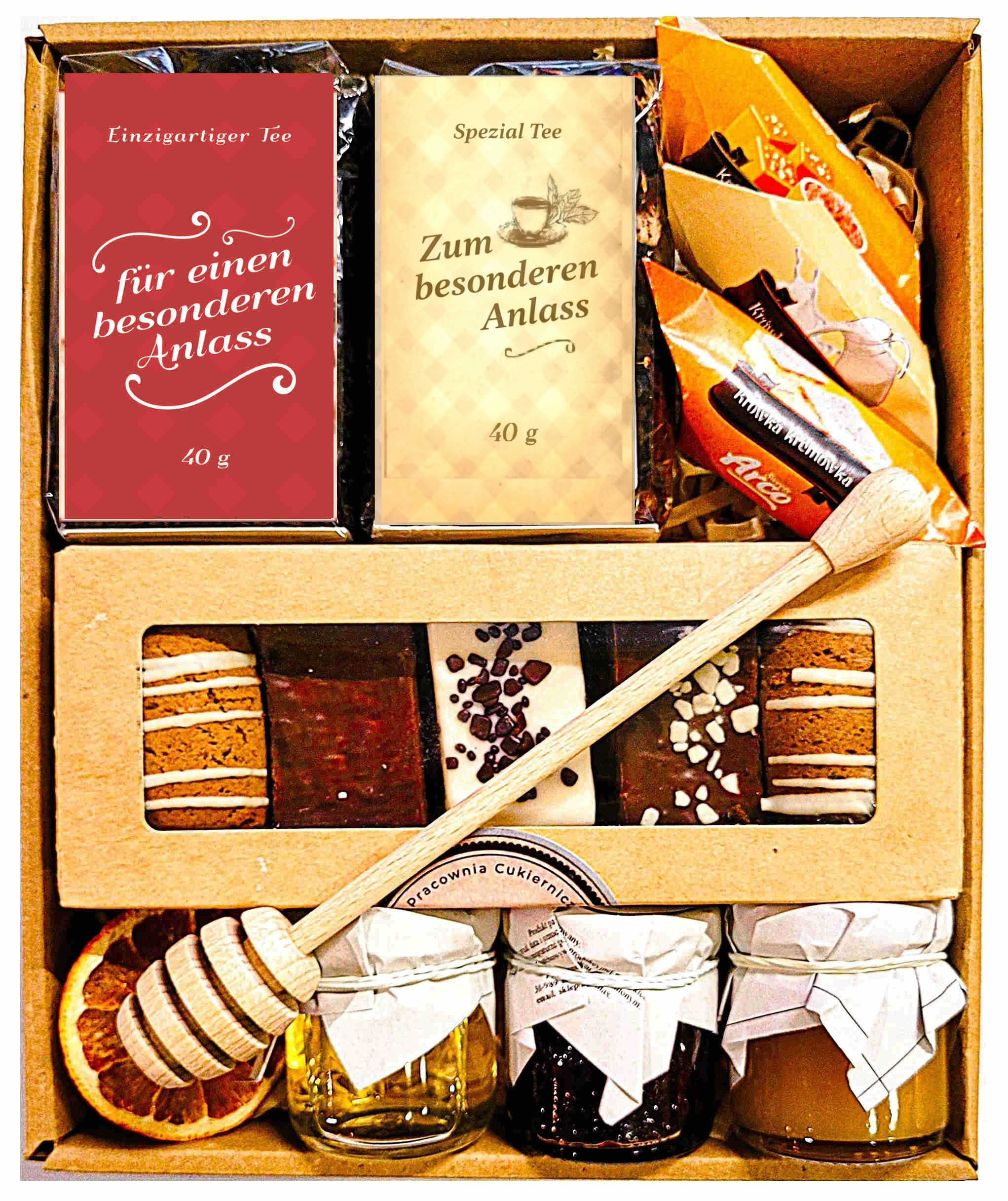 Geschenkkorb mit Honig Tee Schokolade Konfitüre Sirup Nüssen im dekorativen Korb voller Genuss