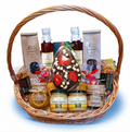 Geschenkkorb mit Honig Tee handgemachter Schokolade Mandeln Sirup Geschenkset