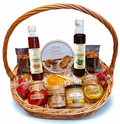 Geschenkkorb mit Honig Tee Schokolade Konfitüre Sirup handverlesen im dekorativen Korb