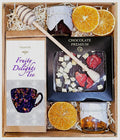 Geschenkkorb mit Honig Tee Schokolade Konfitüre Sirup dekorativem Korb voller Genuss
