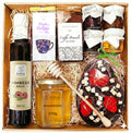 Geschenkkorb mit Honig Tee Schokolade Konfitüre Sirup handverlesene Delikatessen im dekorativen Korb