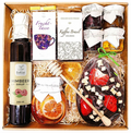 Geschenkkorb mit Honig Tee Schokolade Konfitüre dekorativem Korb voller leckerer Delikatessen