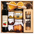 Geschenkkorb mit Honig Tee Schokolade Konfitüre Sirup und Nüssen im dekorativen Genusskorb