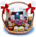 Geschenkkorb mit Honig Tee Schokolade Konfitüre Sirup handverlesene Delikatessen im Korb.