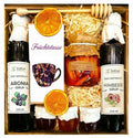 Geschenkkorb mit Honig Tee Schokolade Konfitüre Sirup handverlesene Delikatessen im dekorativen Korb