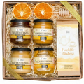 Geschenkkorb mit Honig Tee Schokolade Konfitüre dekorativem Korb voller natürlicher Genussmomente