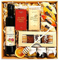 Geschenkkorb mit Honig Tee Schokolade Konfitüre Nüssen Sirup im dekorativen Genusskorb