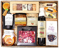 Geschenkkorb mit Honig Tee Schokolade Konfitüre Nüssen Sirup handverlesene Delikatessen im dekorativen Korb