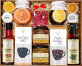 Geschenkkorb mit Honig Tee Schokolade Konfitüre Nüssen Sirup im dekorativen Korb voller Genuss